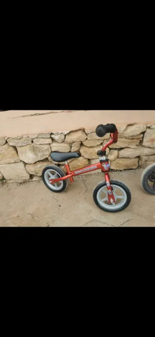 Bicicleta de equilibrio roja para niños