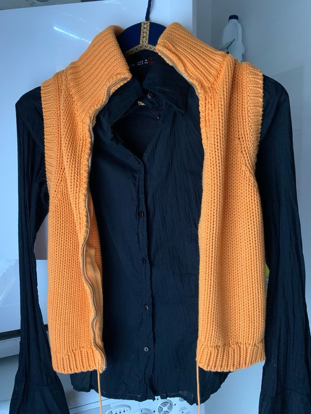 Camisa Negra y Chaleco Naranja Bershka Talla M