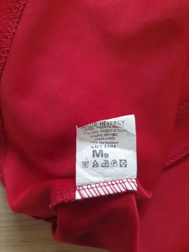 Top rosso peplo con decoro