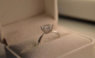 ANILLO ELEGANTE DE PLATA DE LEY 925.