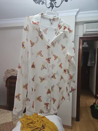 Lote de 2 camisas , una rebeca, top rojo  y collar