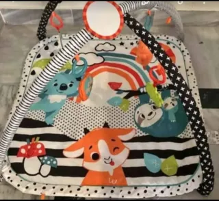 Gimnasio para bebé con juguetes