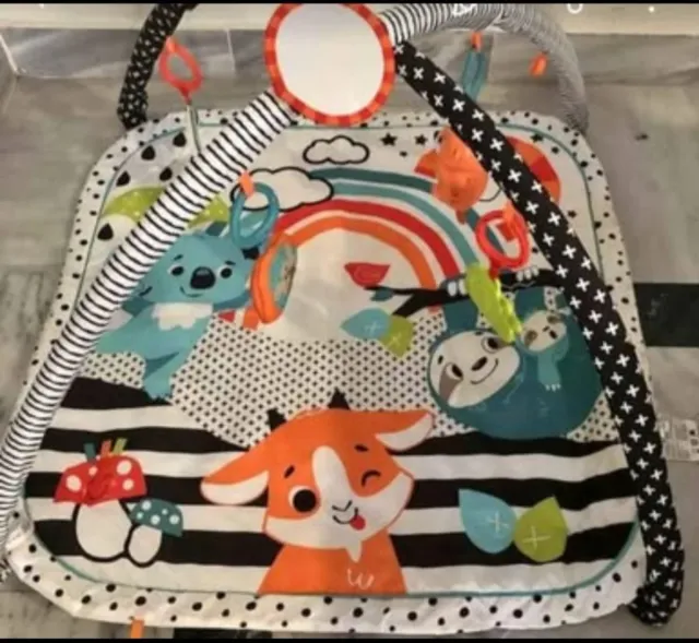 Gimnasio para bebé con juguetes