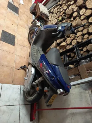 Moto azul Aprilia sr 50