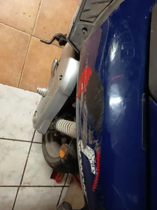 Moto azul Aprilia sr 50
