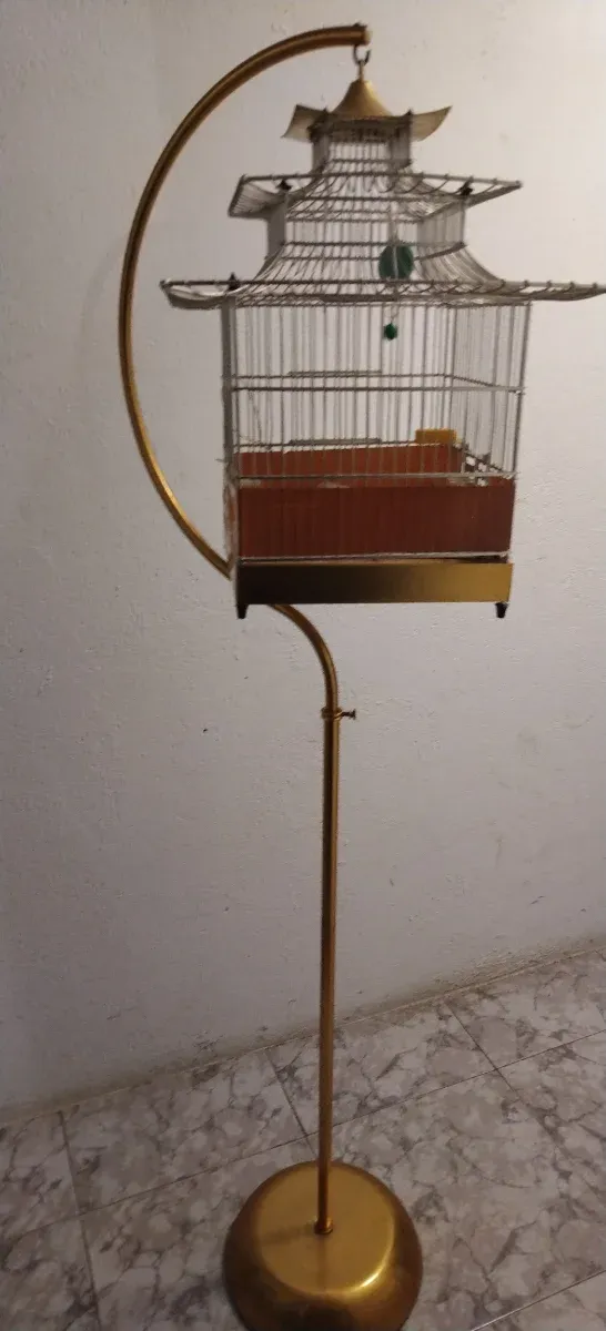 Pajarera estilo pagoda dorada