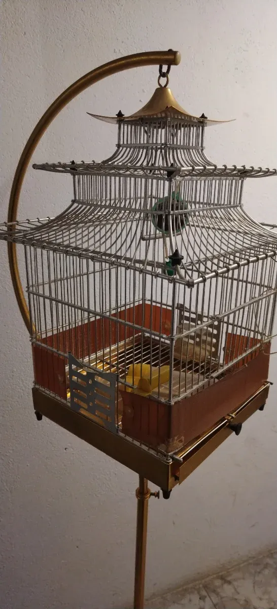 Pajarera estilo pagoda dorada