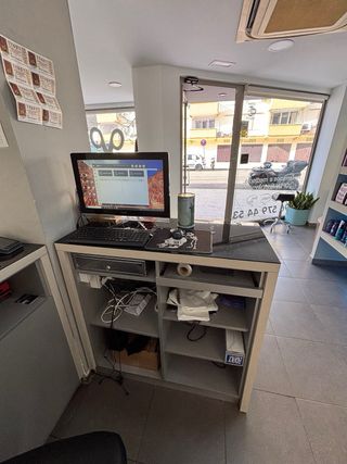 Mueble recepción de salón de peluquería