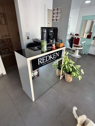 Mueble recepción de salón de peluquería