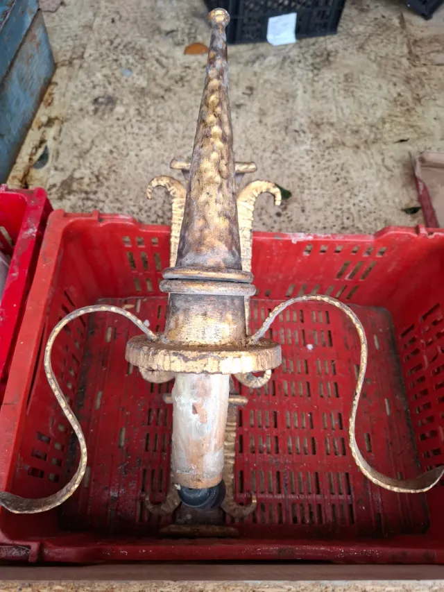 Candelabros de metal dorados