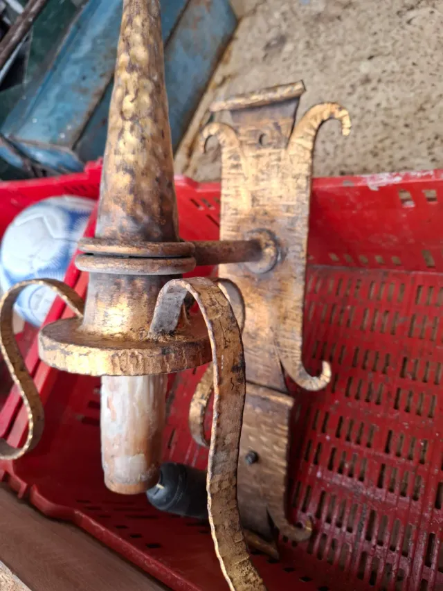 Candelabros de metal dorados