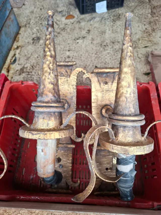 Candelabros de metal dorados