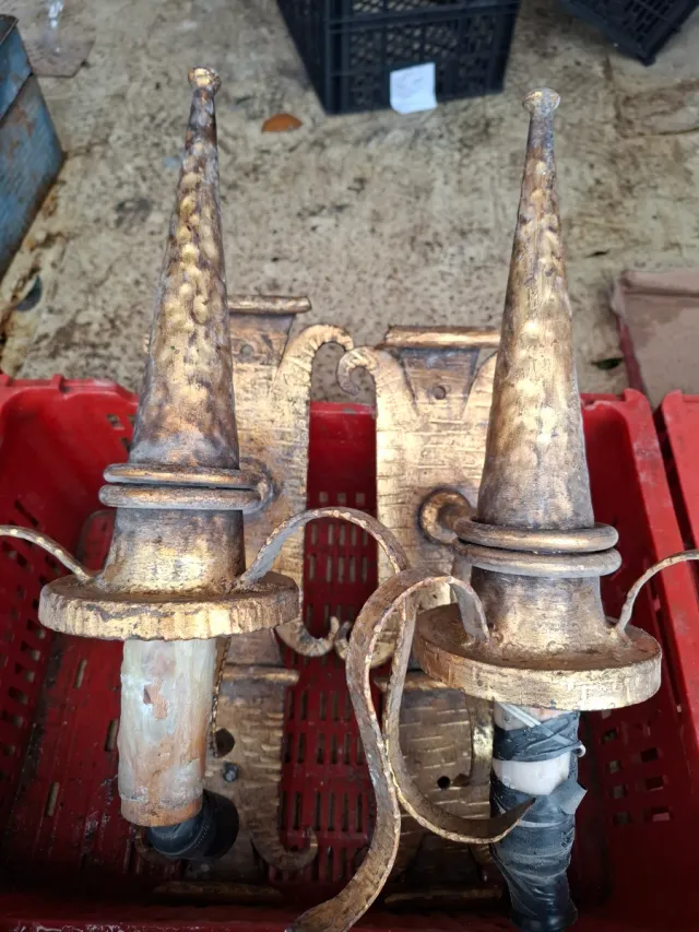 Candelabros de metal dorados