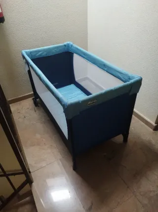 Cuna de viaje azul y gris