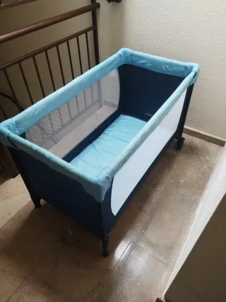 Cuna de viaje azul y gris