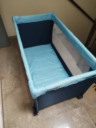 Cuna de viaje azul y gris