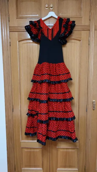 Traje de flamenca mujer rojo y negro.