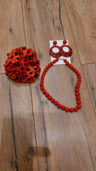 Traje de flamenca mujer rojo y negro.