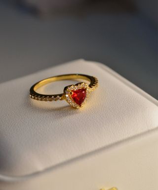 Anillo Corazón Rojo de Plata Ley 925 .