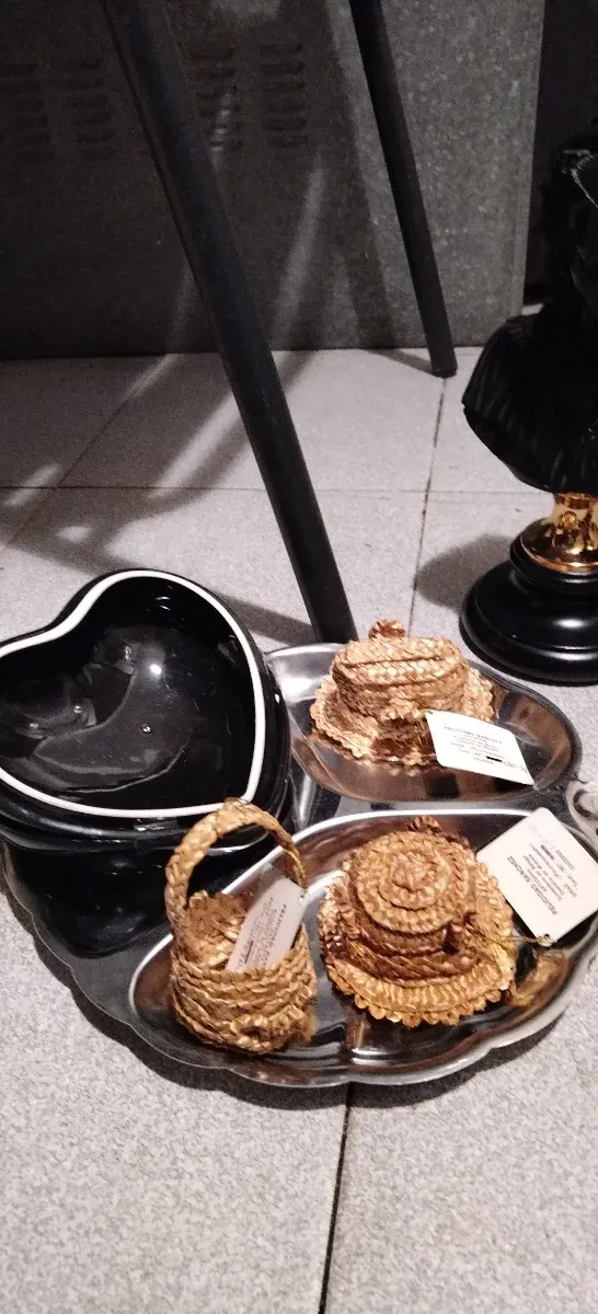 Lote Adornos Antiguos: Figura, Portavelas, Cuenco