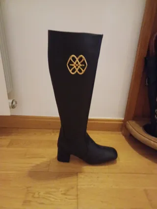 Botas altas negras con detalle dorado Marca CUPLÉ