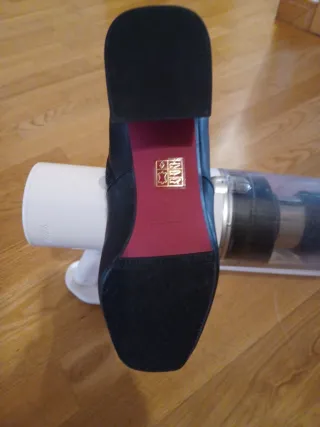 Botas altas negras con detalle dorado Marca CUPLÉ