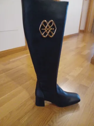 Botas altas negras con detalle dorado Marca CUPLÉ
