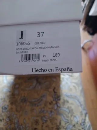 Botas altas negras con detalle dorado Marca CUPLÉ