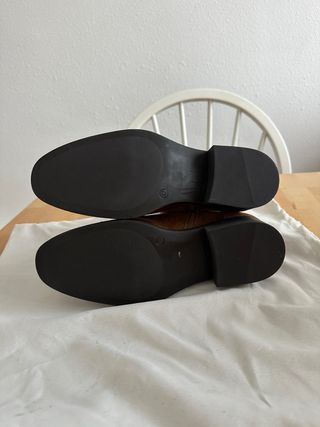 Botín ante marrón con hebillas sin estrenar.