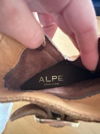 Botín ante marrón con hebillas sin estrenar.