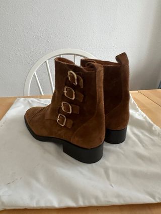 Botín ante marrón con hebillas sin estrenar.