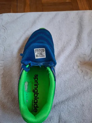 Zapatillas deportivas azules y verdes