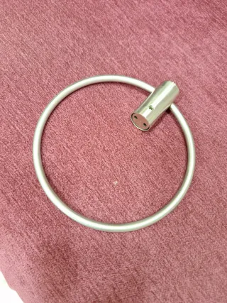 Toallero de metal plateado