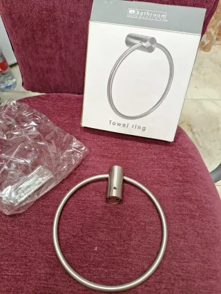 Toallero de metal plateado