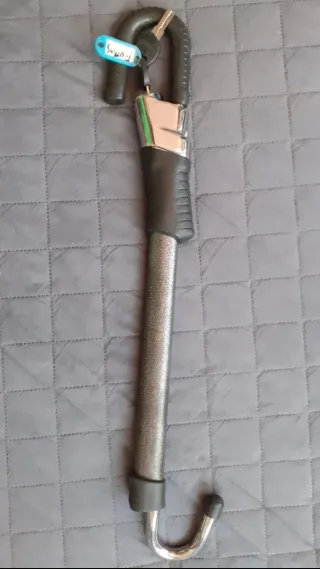 Antirrobo para coche con dos llaves.