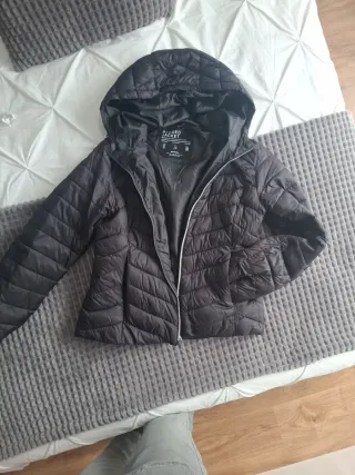 Cazadora acolchada negra con capucha