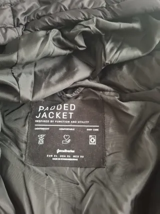 Cazadora acolchada negra con capucha