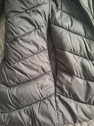 Cazadora acolchada negra con capucha