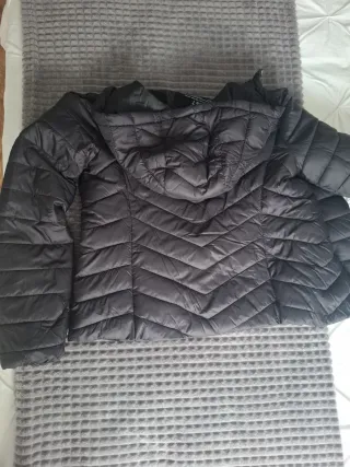 Cazadora acolchada negra con capucha