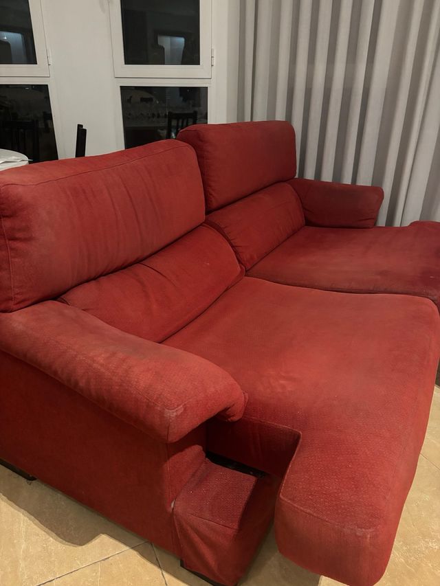 Sofá de tela rojo