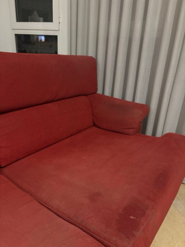 Sofá de tela rojo