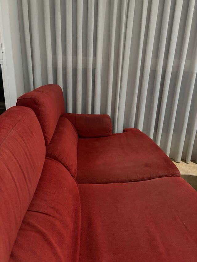 Sofá de tela rojo