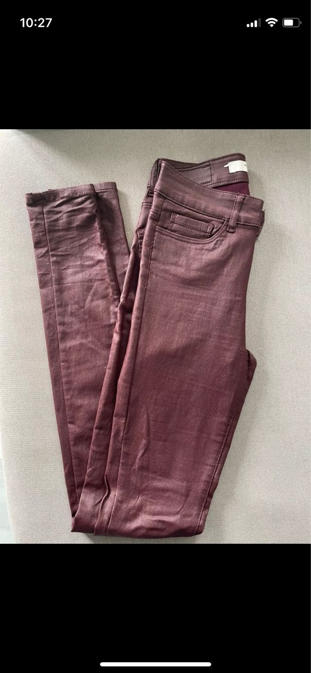 Pantalones pitillo efecto cuero burdeos