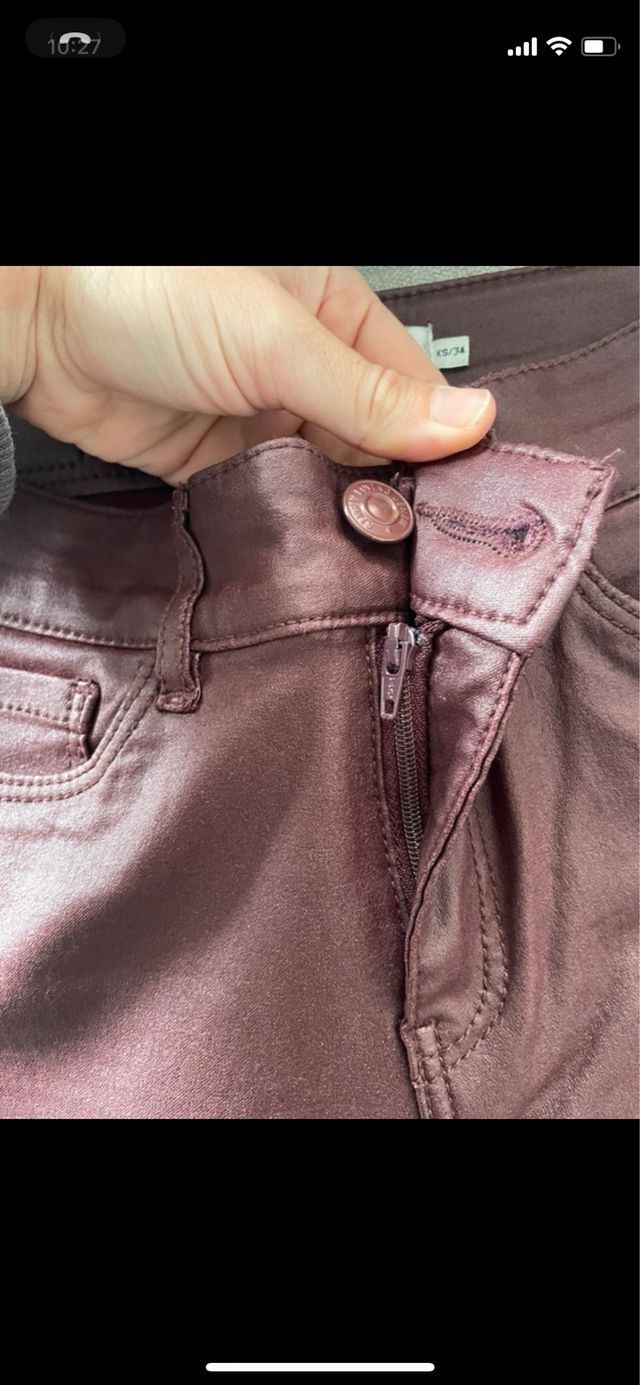 Pantalones pitillo efecto cuero burdeos