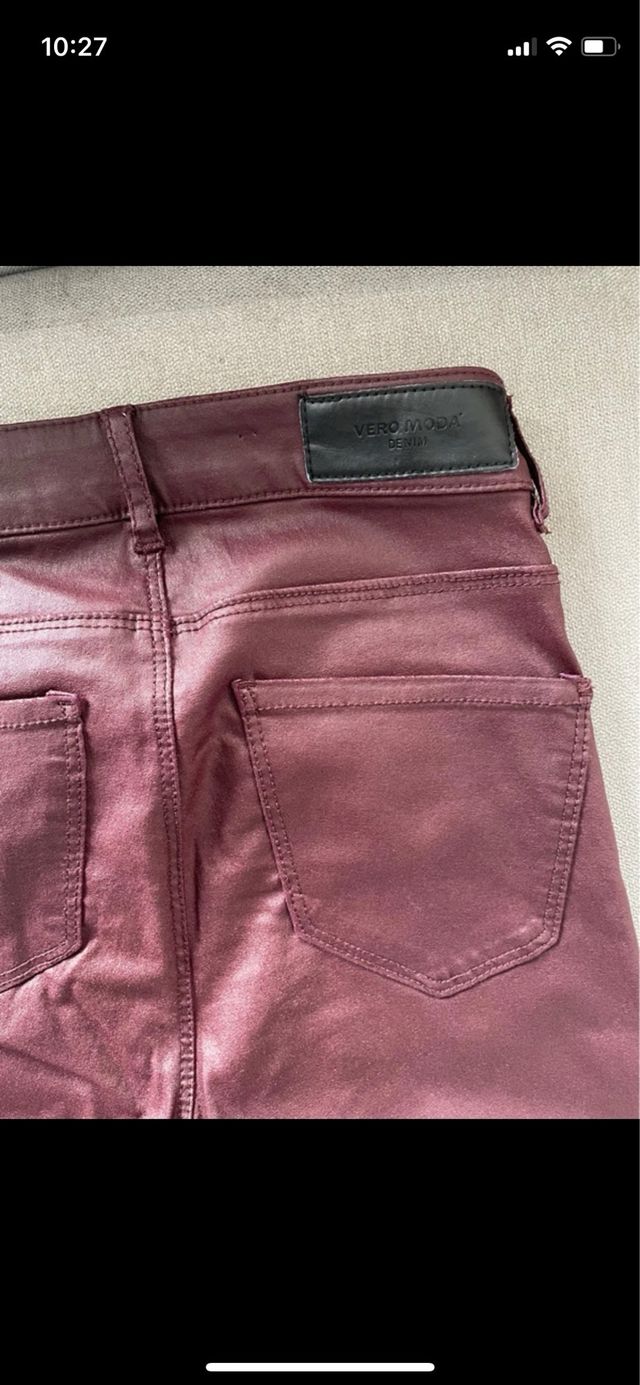 Pantalones pitillo efecto cuero burdeos