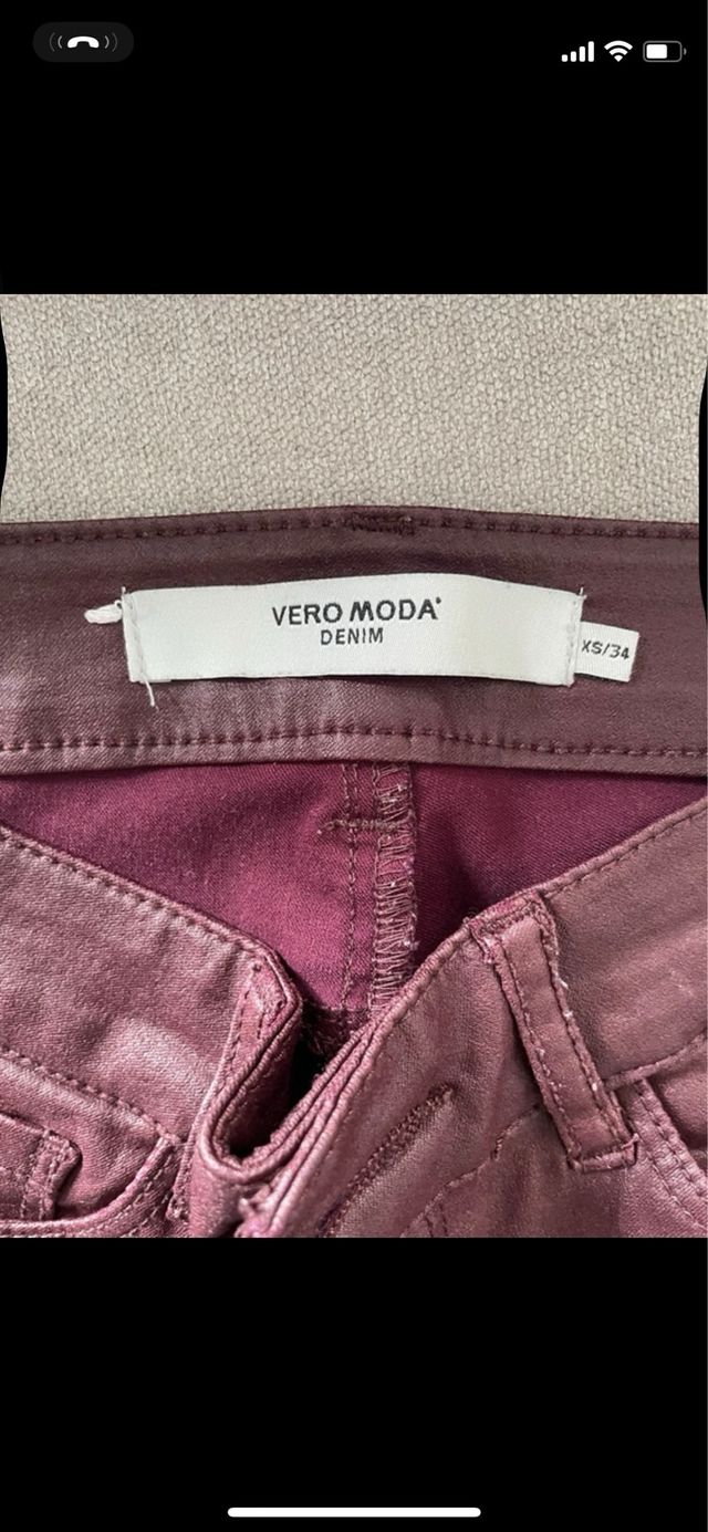 Pantalones pitillo efecto cuero burdeos