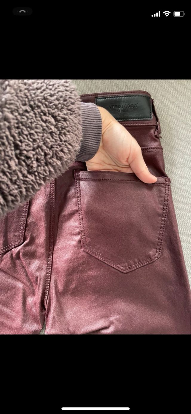 Pantalones pitillo efecto cuero burdeos