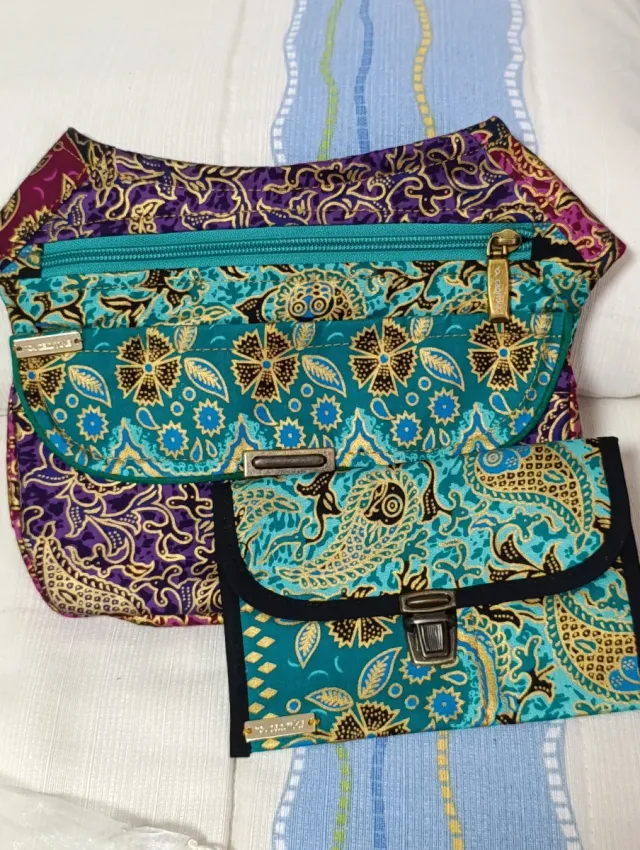 Riñonera Caomka monedero morado y turquesa