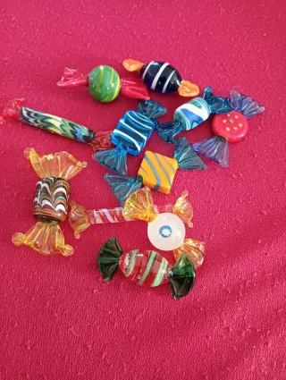 Piatto decorativo con rose in argento e caramelle