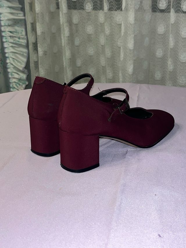 Zapatos de tela burdeos con tira